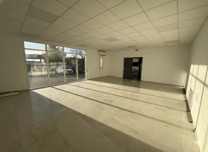 Local commercial dans Solliès-Pont à louer - Photo de l’immeuble – Image 3 sur 4