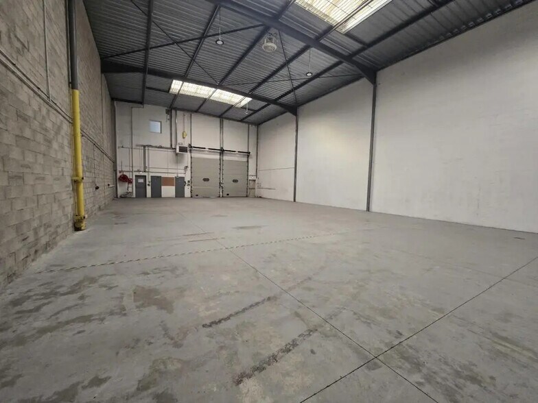 Local d’activités dans Saint-Ouen-sur-Seine à louer - Photo de l’immeuble – Image 2 sur 6