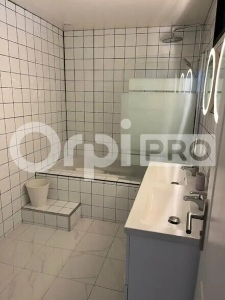 Bureau dans SAINT-MEDARD-D'AUNIS à vendre - Photo de l’immeuble – Image 3 sur 4