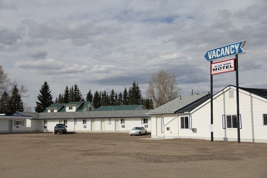 4001 48 Ave, Innisfail, AB à vendre - Photo principale – Image 1 sur 8