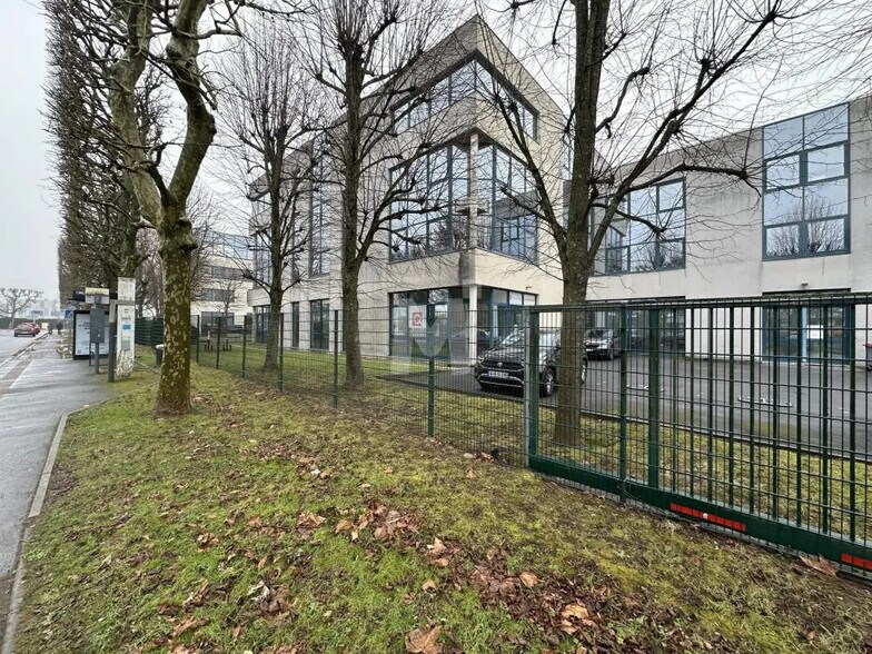 Bureau dans Les Ulis à louer - Photo de l’immeuble – Image 2 sur 15