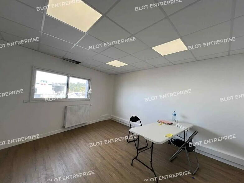 Bureau dans Montfort-sur-Meu à louer - Photo intérieure – Image 3 sur 6