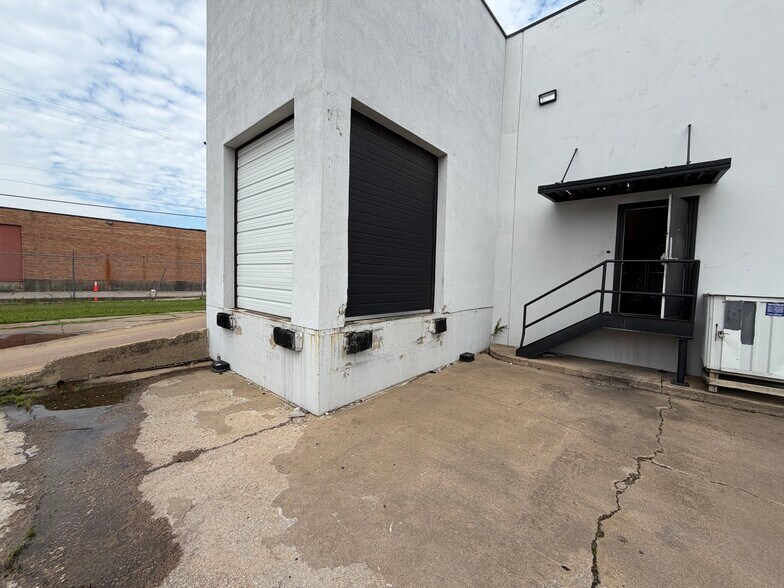 9019 Governors Row, Dallas, TX à louer - Photo de l’immeuble – Image 3 sur 25