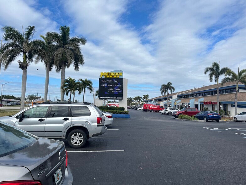 12995 S Cleveland Ave, Fort Myers, FL à louer - Photo de l’immeuble – Image 2 sur 20