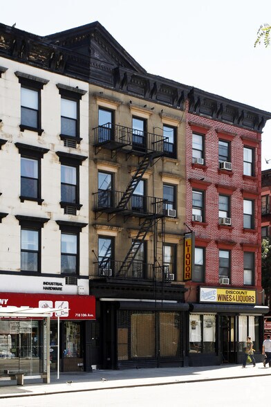 716 10th Ave, New York, NY à vendre - Photo de l’immeuble – Image 2 sur 7