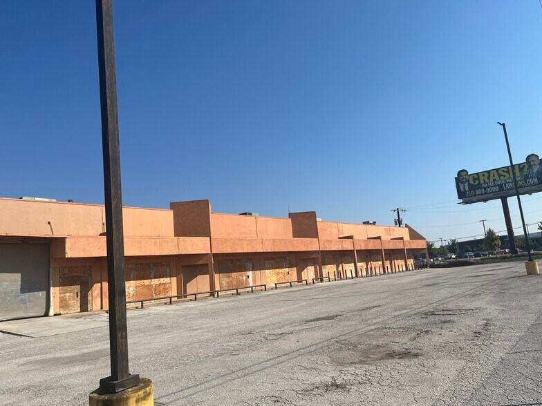 3911-3929 E IH-10, San Antonio, TX à vendre - Photo de l’immeuble – Image 2 sur 26