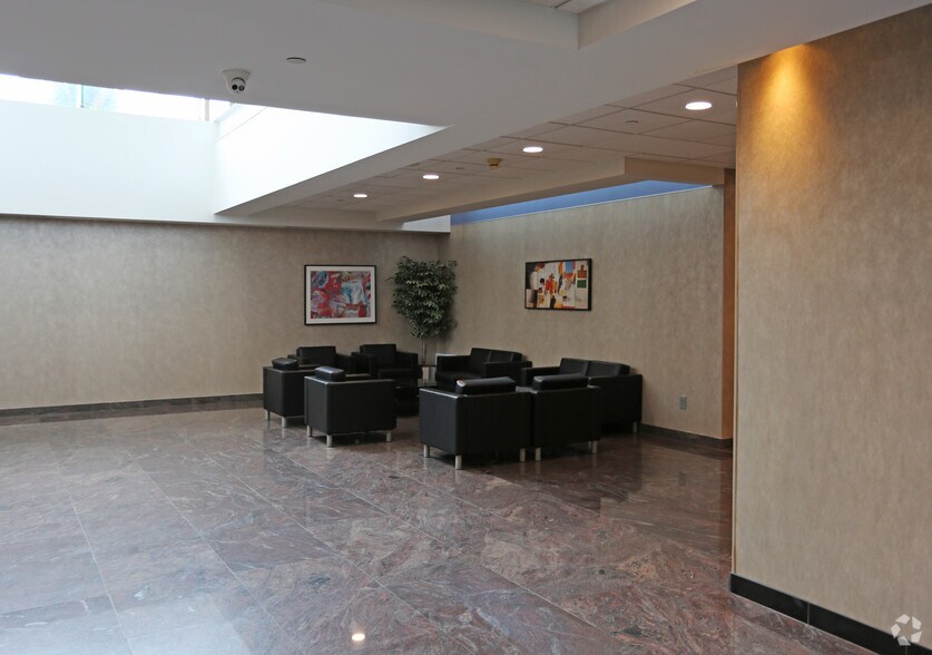 88 Froehlich Farm Blvd, Woodbury, NY à louer - Hall d’entrée – Image 3 sur 4