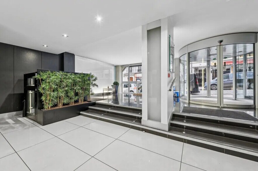 18 Rue Jean Giraudoux, Paris à louer - Photo de l’immeuble – Image 2 sur 6