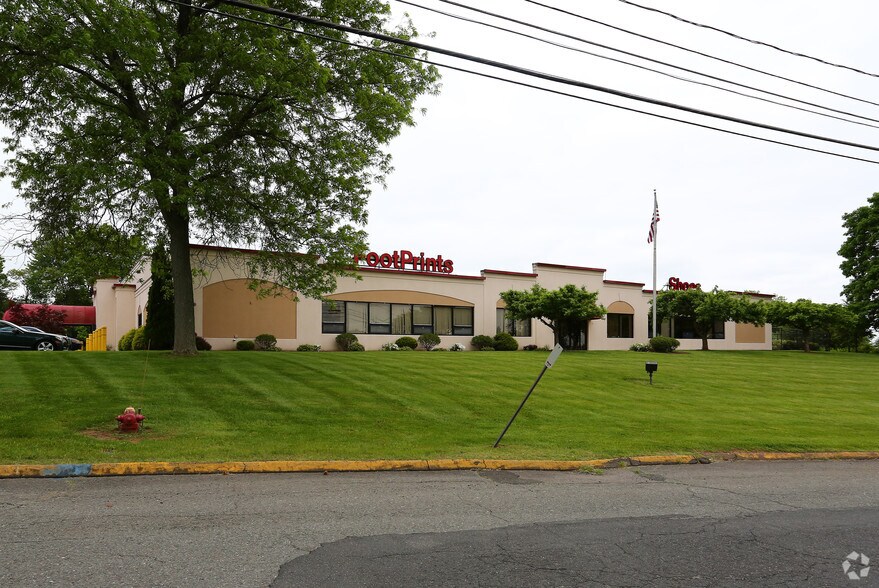 79 Costello Rd, Newington, CT à vendre - Photo de l’immeuble – Image 2 sur 6