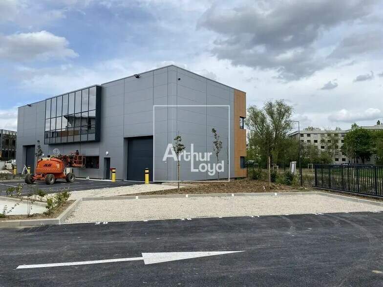 Local d’activités dans Grigny à louer - Photo de l’immeuble – Image 1 sur 5