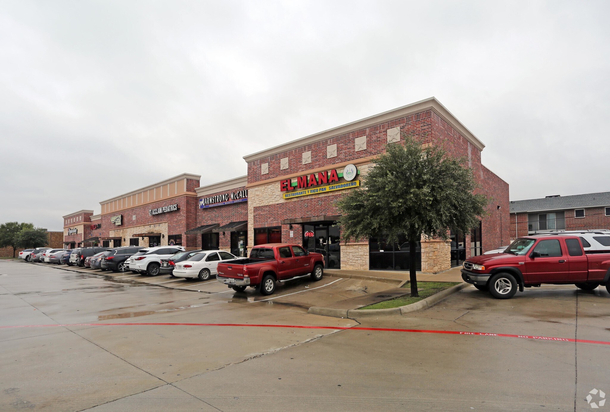 688 W Pioneer Pky, Grand Prairie, TX à louer Photo principale– Image 1 sur 16