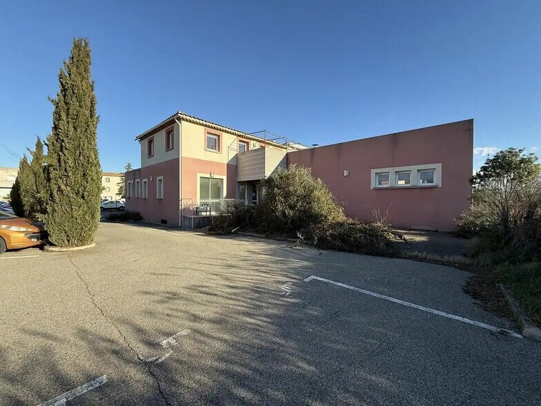 Local d'activités dans Le Pontet à vendre - Photo de l’immeuble – Image 1 sur 8