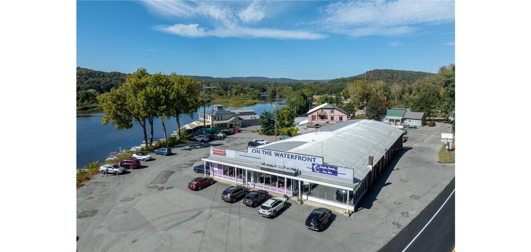 464 Putney Rd, Brattleboro, VT à louer Photo principale– Image 1 sur 2