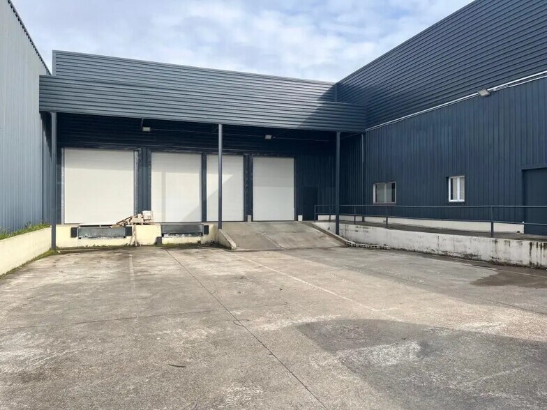 Bureau dans Combs-la-Ville à louer - Photo de l’immeuble – Image 2 sur 8