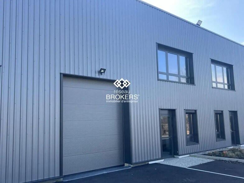 Local d'activités dans Bourgoin-Jallieu à vendre - Photo de l’immeuble – Image 2 sur 20
