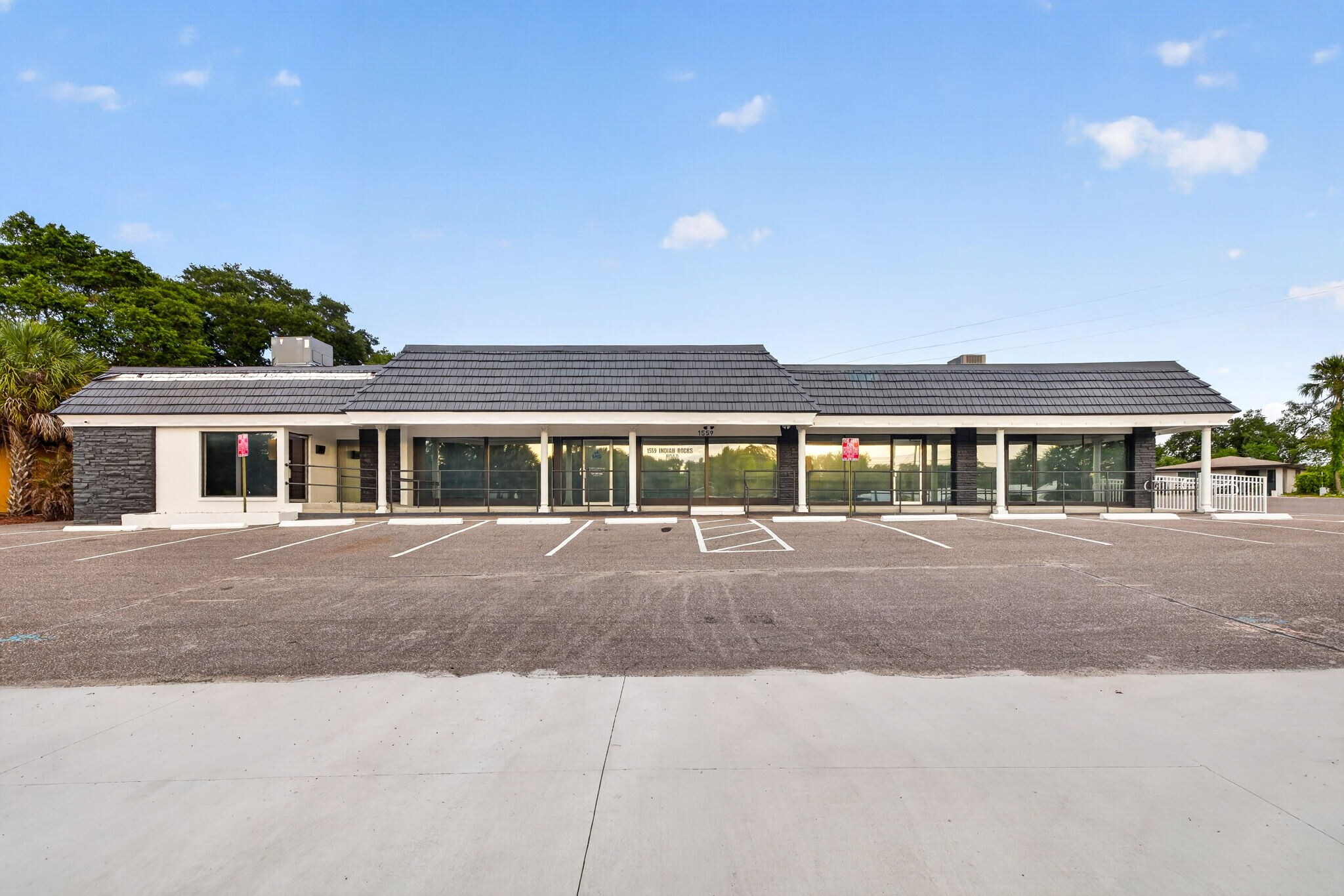 1559 Indian Rocks Rd S, Largo, FL à louer Photo de l’immeuble– Image 1 sur 46