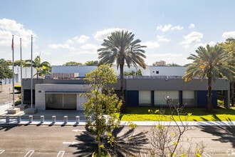 16175 NW 49th Ave, Hialeah, FL à louer Photo de l’immeuble– Image 2 sur 13