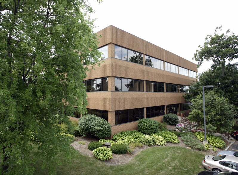 2717 N Grandview Blvd, Waukesha, WI à louer - Photo de l’immeuble – Image 2 sur 18