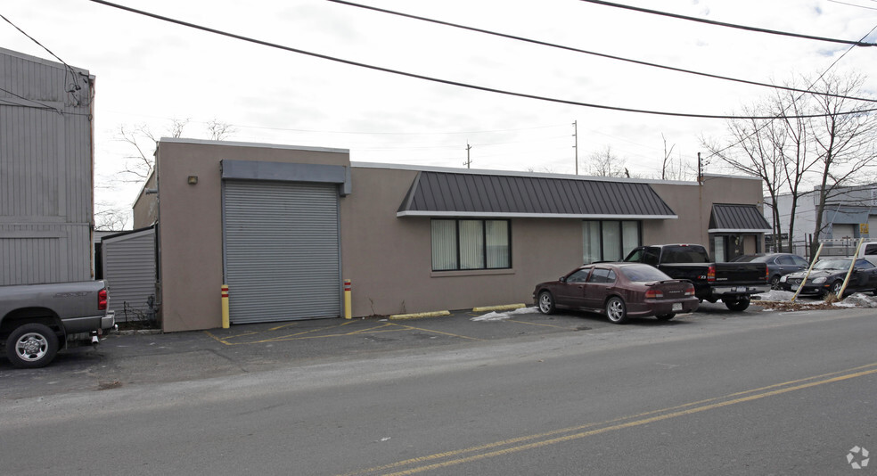 384 Moffitt Blvd, Islip, NY à louer - Photo de l’immeuble – Image 2 sur 2