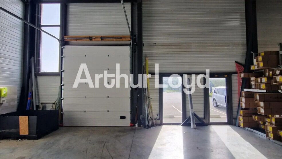 Local d’activités dans Fleury-sur-Orne à louer - Photo de l’immeuble – Image 1 sur 2