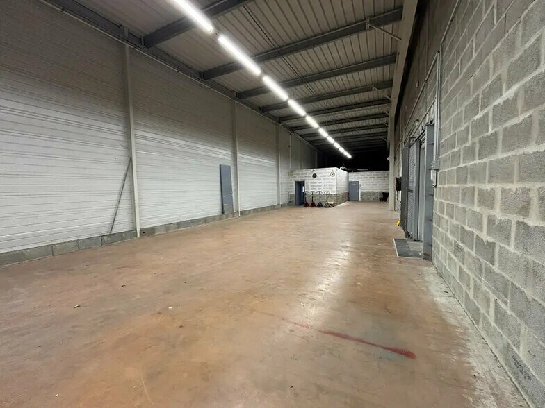 Local commercial dans Coignières à louer - Photo de l’immeuble – Image 2 sur 5