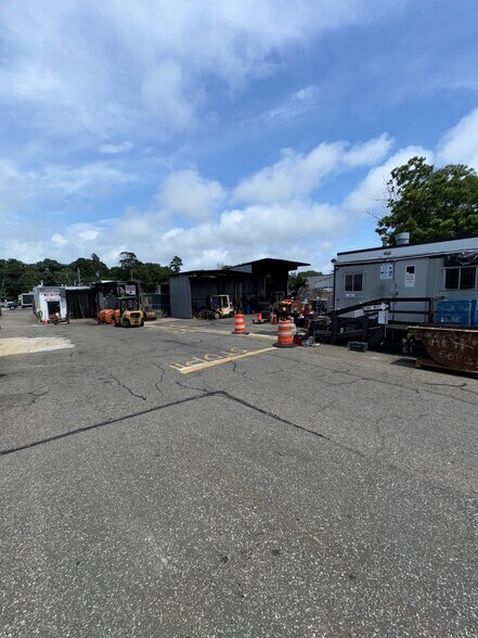 135-143 Dixon Ave, Amityville, NY à louer - Photo de l’immeuble – Image 3 sur 7