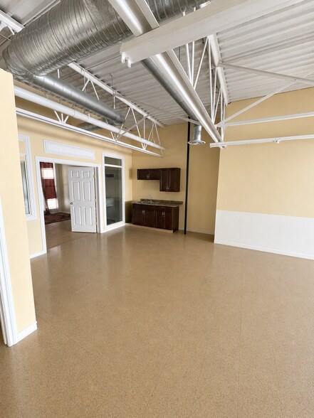 2431 Ellwood Dr SW, Edmonton, AB à louer - Photo de l’immeuble – Image 2 sur 5