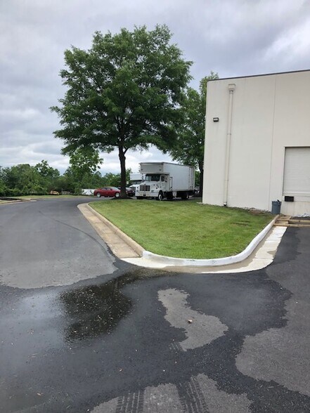 22923 Quicksilver Dr, Sterling, VA à louer - Photo de l’immeuble – Image 3 sur 9