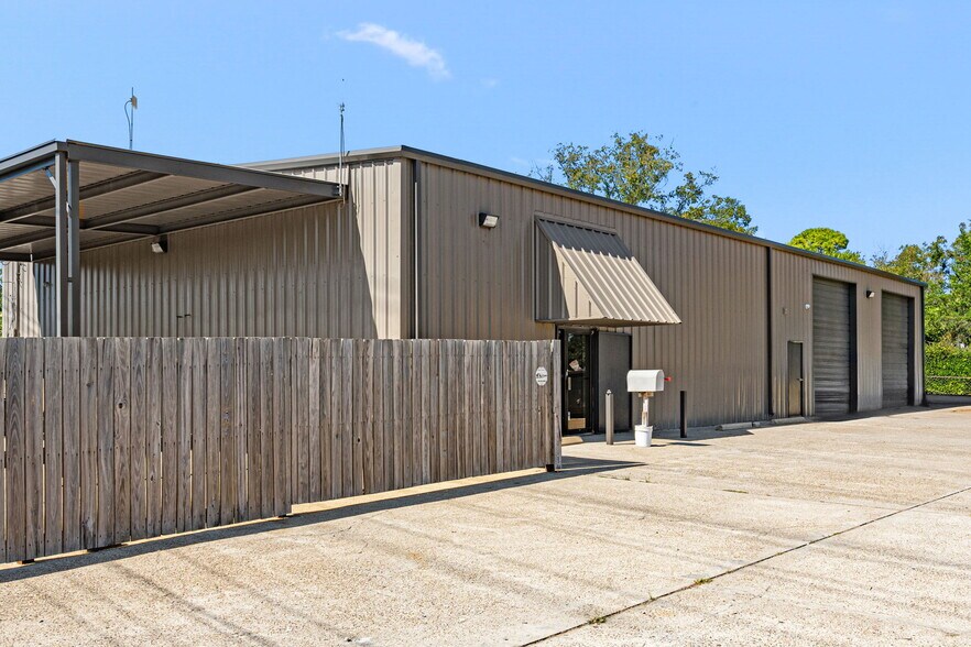 2017 Lee Dr, Baytown, TX à louer - Photo de l’immeuble – Image 3 sur 26