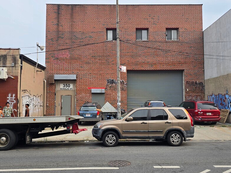 350 Scholes St, Brooklyn, NY à louer - Photo de l’immeuble – Image 1 sur 3