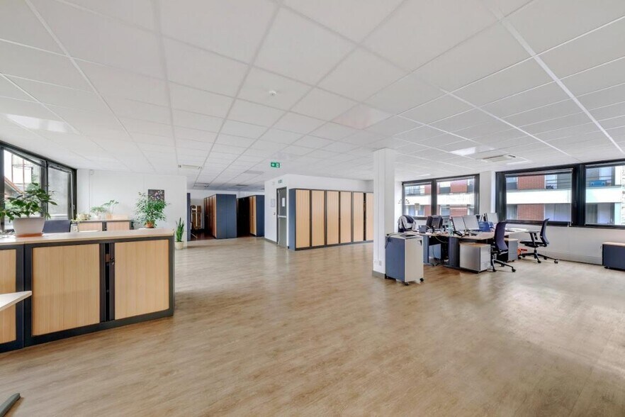 Bureau dans Ivry-sur-Seine à louer - Photo de l’immeuble – Image 3 sur 18