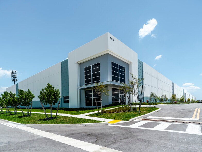 11250 W 36th Ave, Hialeah, FL à louer - Photo de l’immeuble – Image 3 sur 6