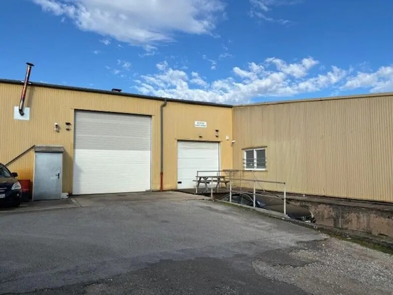 Local d'activités dans Chalezeule à vendre - Photo de l’immeuble – Image 2 sur 11
