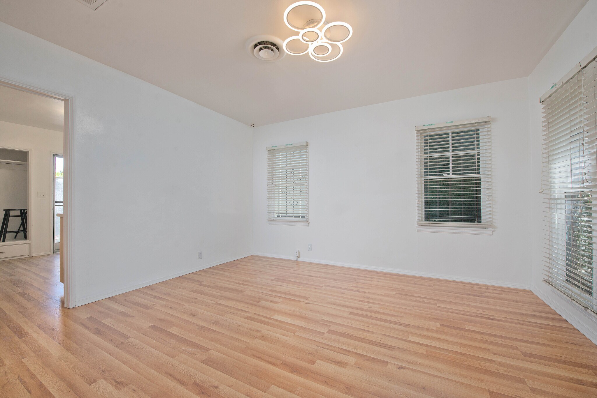 23013 Ventura Blvd, Woodland Hills, CA à vendre Photo de l’immeuble– Image 1 sur 12