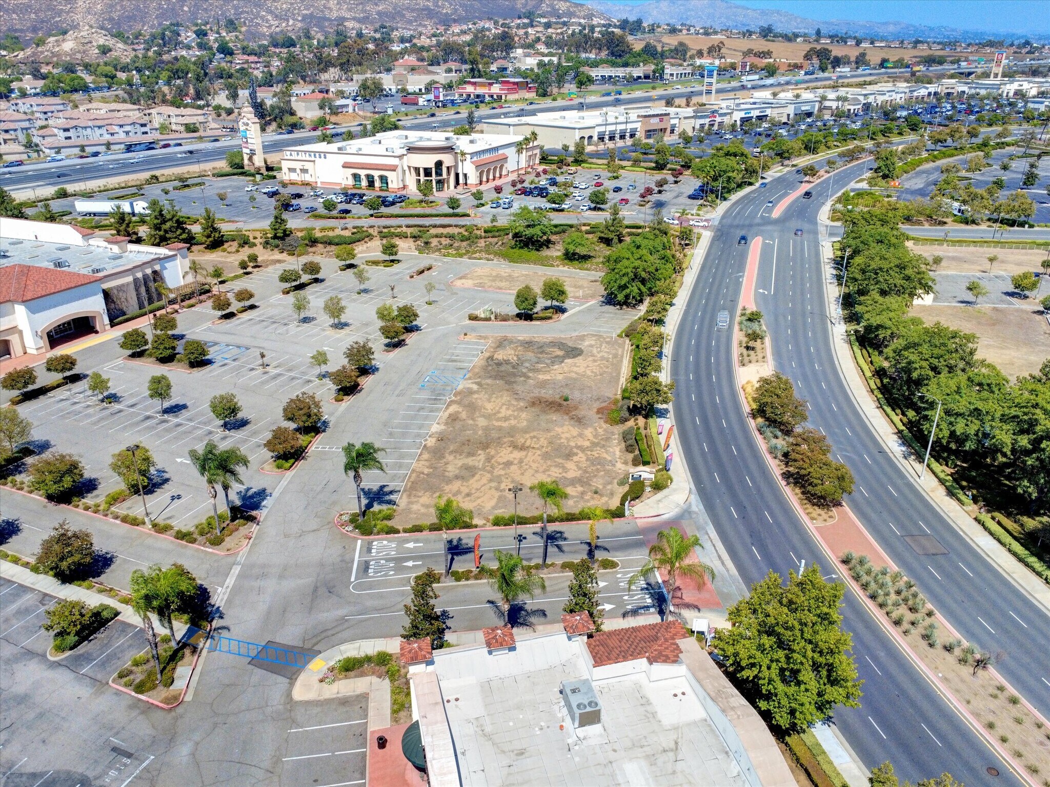 Canyon Springs Parkway, Riverside, CA à louer Photo principale– Image 1 sur 63