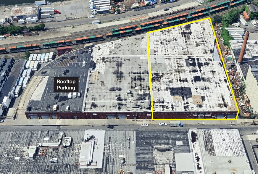 30-10-30-30 Review Ave, Long Island City, NY à louer - Photo de l’immeuble – Image 2 sur 8