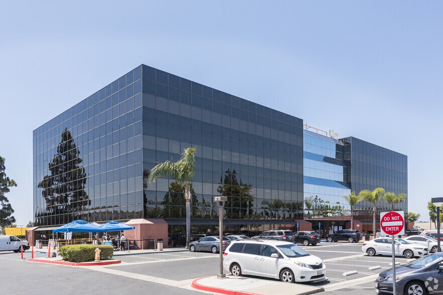 12912 Brookhurst St, Garden Grove, CA à louer - Photo de l’immeuble – Image 2 sur 4