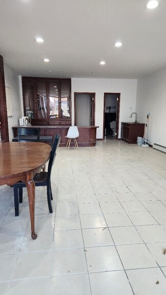 Plus de détails pour 4365 Bowne St, Flushing, NY - Bureau/Local commercial à louer