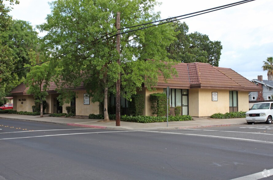 421 E Morris Ave, Modesto, CA à louer - Photo de l’immeuble – Image 3 sur 3