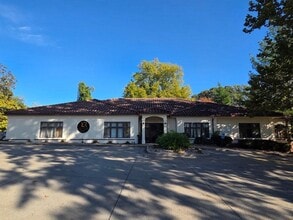 1011 E Saint Maartens Dr, Saint Joseph, MO à louer Photo de l’immeuble– Image 1 sur 21
