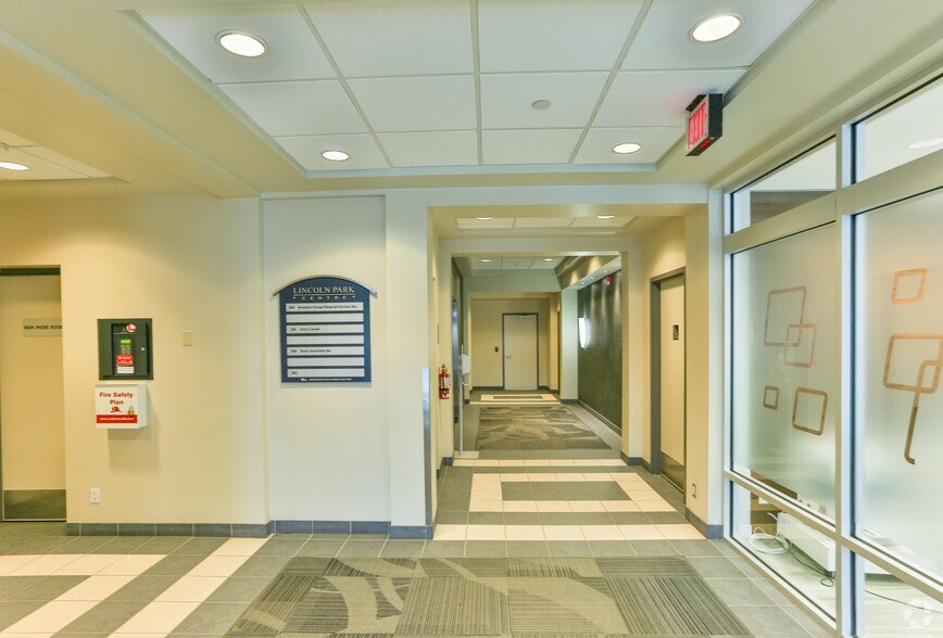 37 Richard Way SW, Calgary, AB à louer - Hall d’entrée – Image 3 sur 8