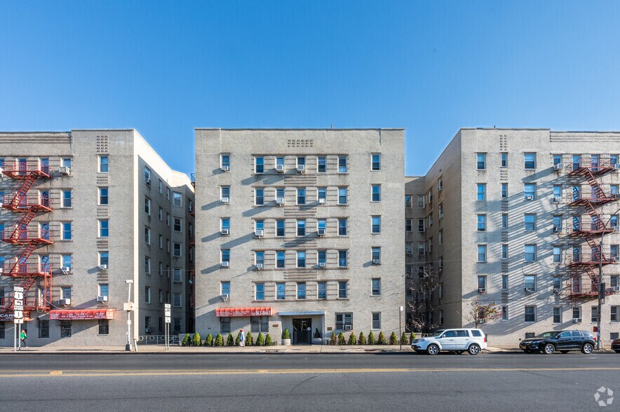 2190 Boston Rd, Bronx, NY à louer - Photo de l’immeuble – Image 2 sur 4