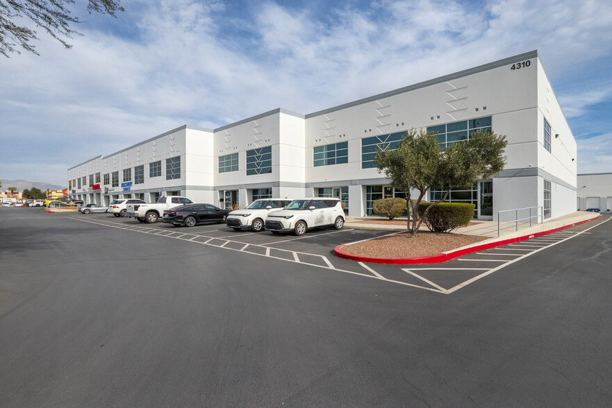 4310 Losee Rd, North Las Vegas, NV à louer - Photo de l’immeuble – Image 1 sur 2