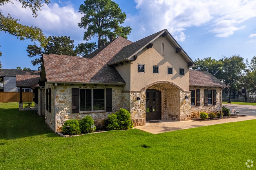 1518 Colony Cir, Longview, TX à vendre - Photo de l’immeuble – Image 2 sur 18