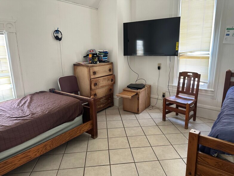 2212 E 19th St, Oakland, CA à vendre - Photo intérieure – Image 2 sur 5