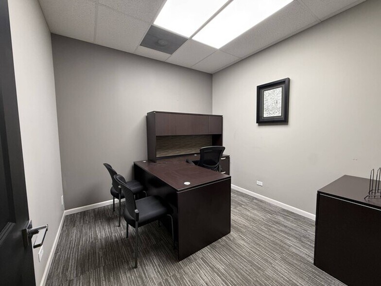 777 E Algonquin Rd, Algonquin, IL à louer - Photo de l’immeuble – Image 3 sur 28