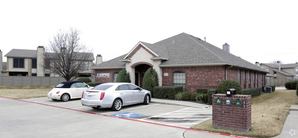 124 W Harwood Rd, Hurst, TX à louer - Photo de l’immeuble – Image 2 sur 12