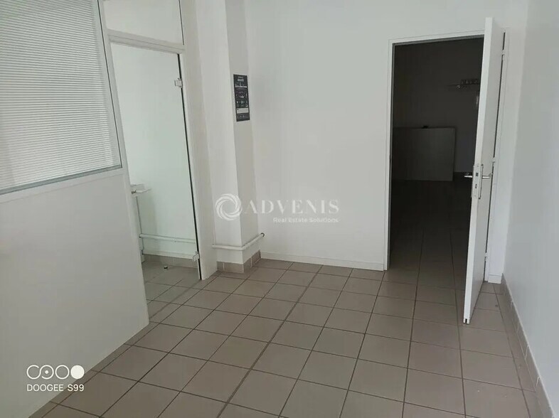 Bureau dans  à louer - Photo de l’immeuble – Image 2 sur 4