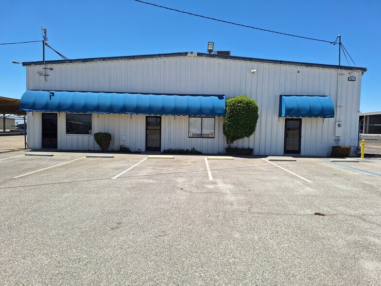 2813 Hanger Way, Bakersfield, CA à louer - Photo de l’immeuble – Image 1 sur 7