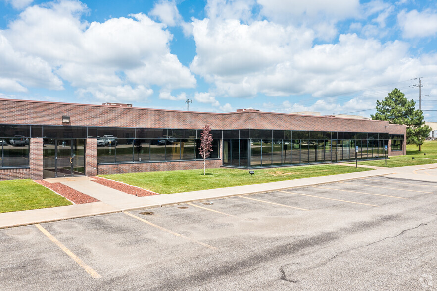 4000-4100 114th St, Urbandale, IA à louer - Photo de l’immeuble – Image 3 sur 5